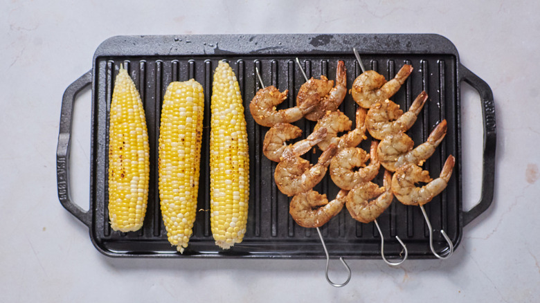 corn ears and shrimp skewers