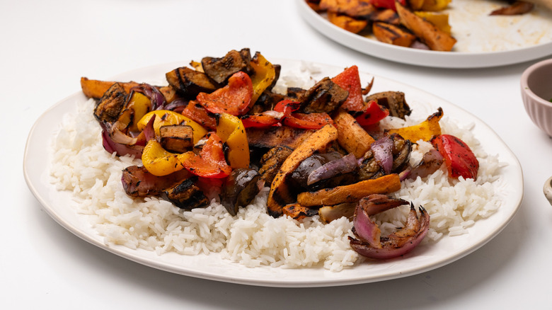 Assembling rice and vegetable salad