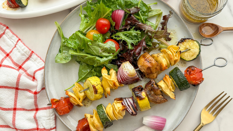 2 skewers with salad