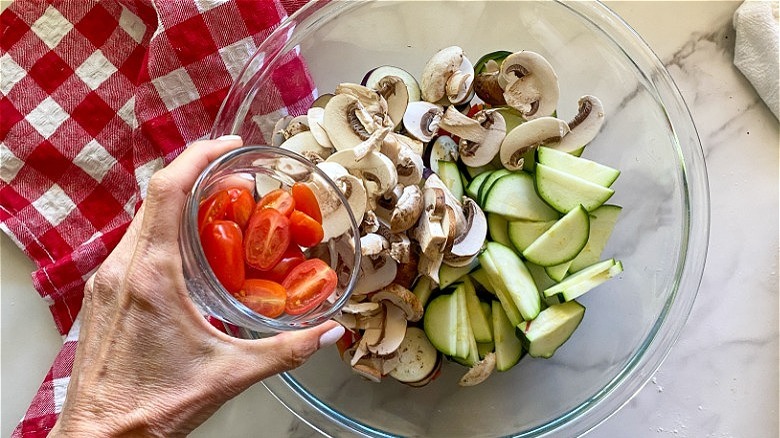 veggies in glass bowl