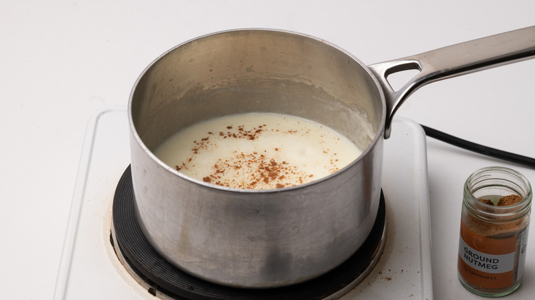 adding nutmeg to béchamel 