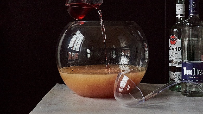 pouring juice into bowl