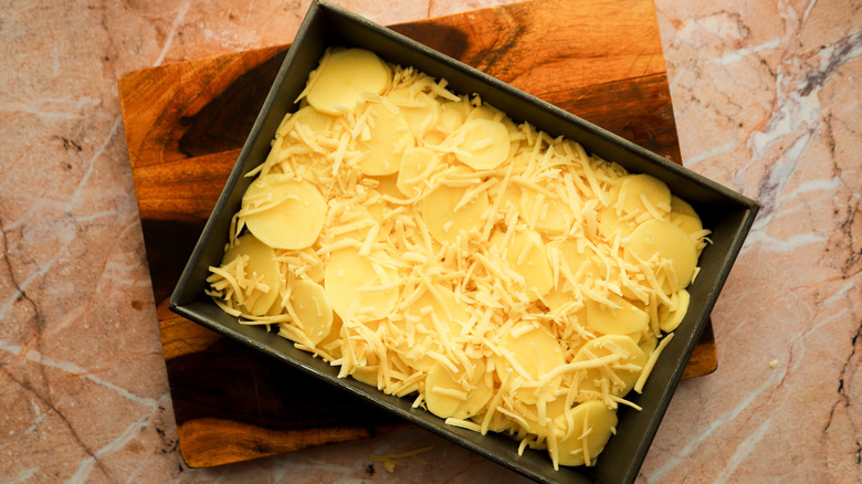 Pan with potatoes and cheese