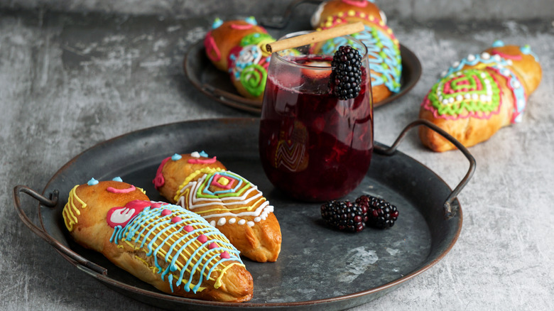 guaguas de pan with colada morada