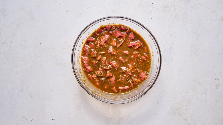 marinating steak in bowl