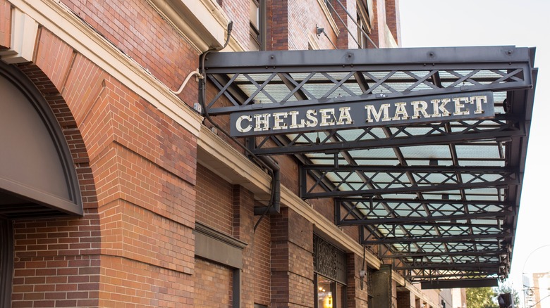chelsea market exterior sign