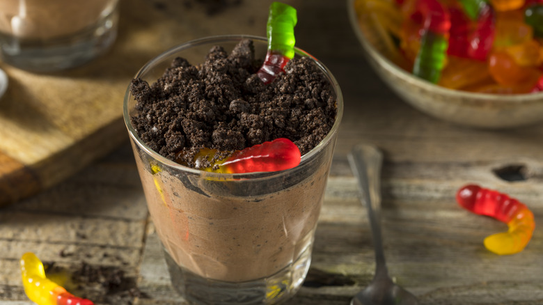 dirt pudding with gummy worm