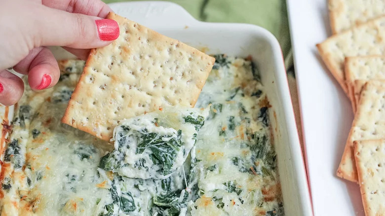 Cracker with creamy spinach dip