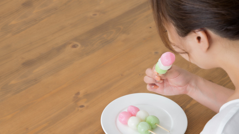 eating hanami dango