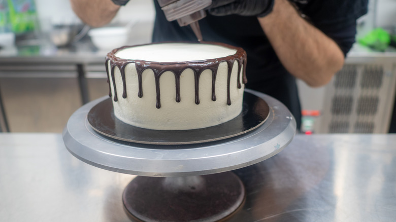 drizzling ganache over cake edges