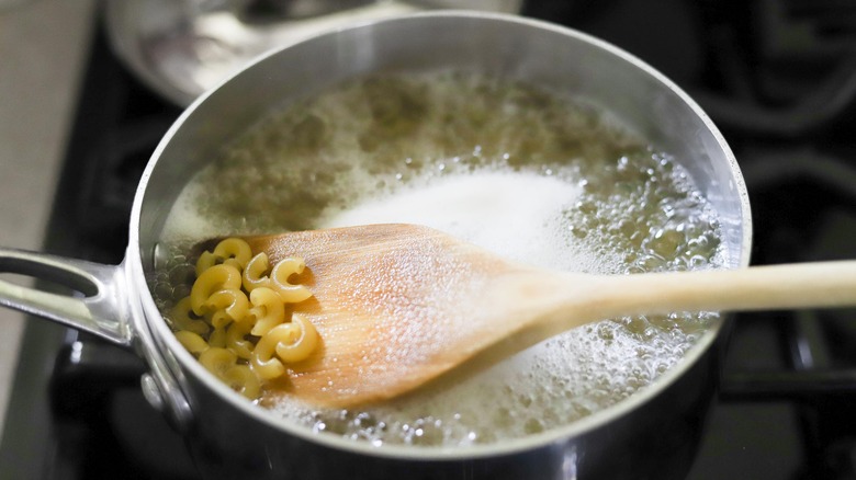 macaroni in a pot 