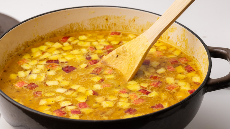 Cooking mulligatawny soup