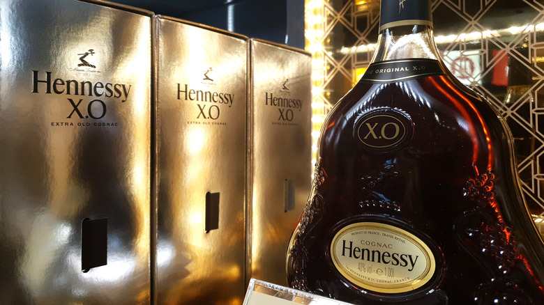 Hennessy X.O. Cognac with Glasses  prices, stores, tasting notes