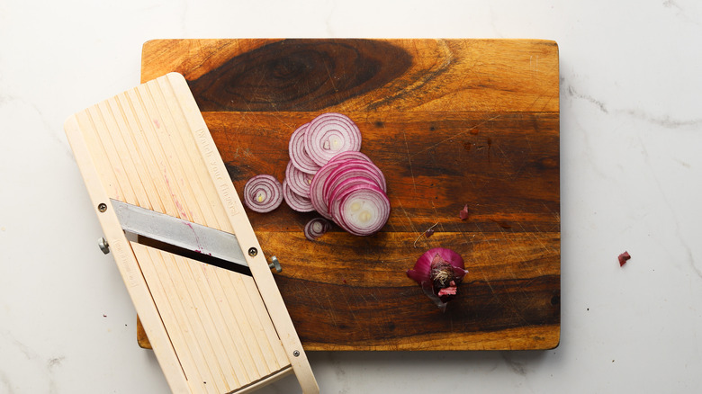 Thinly sliced red onion