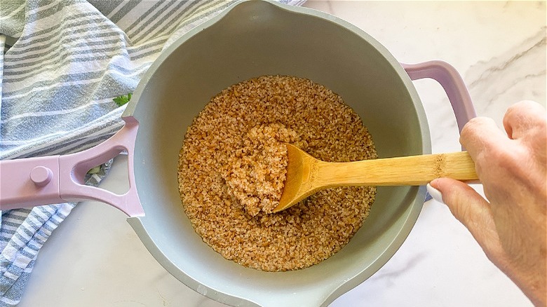 cooked bulgur in pot