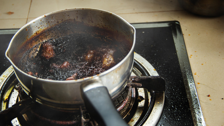 https://www.tastingtable.com/img/gallery/heres-how-to-prevent-losing-pots-and-pans-to-burned-on-food/intro-1640793061.jpg