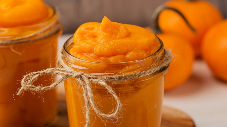 Mason jars of pumpkin puree