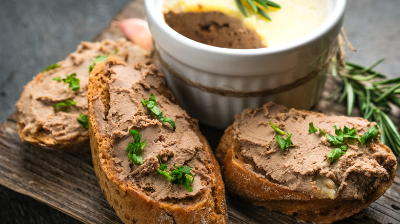 chicken pâté on bread 