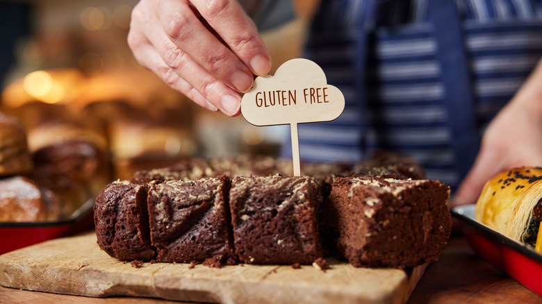 A gluten free sign on brownies. 