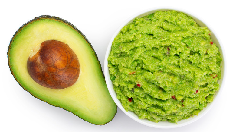 https://www.tastingtable.com/img/gallery/heres-why-packaged-guacamole-stays-green/intro-1641512042.jpg