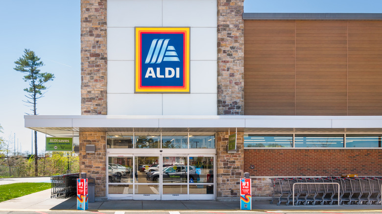 Entrance to an Aldi grocery store