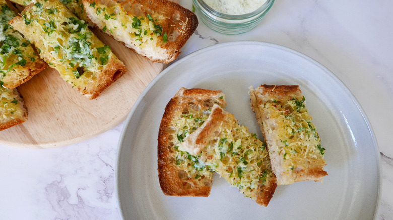 bread slices on plate 