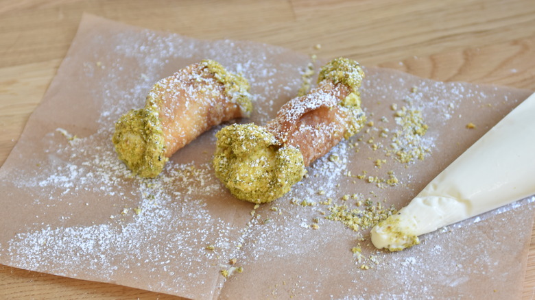 filling cannoli with cream