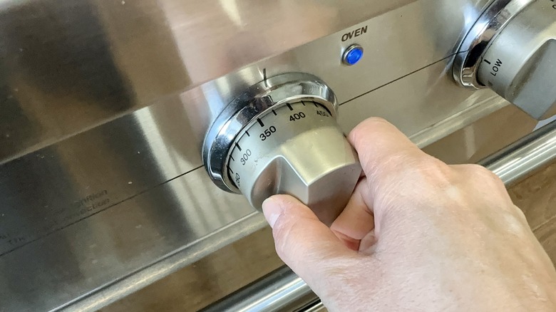 hand turning oven temperature dial