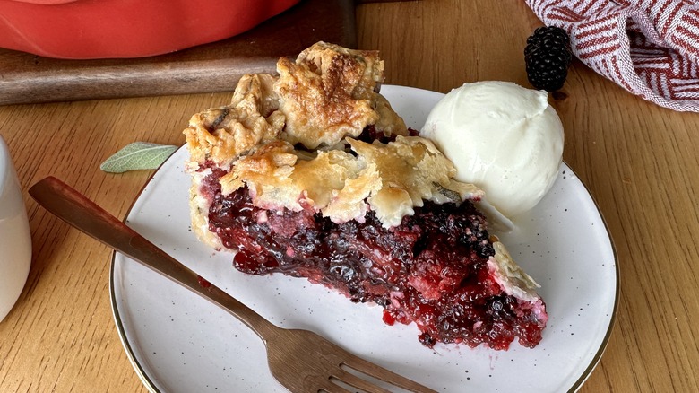 blackberry pie slice with ice cream