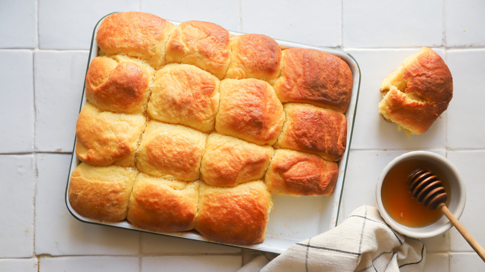 Dutch Oven Pumpkin Dinner Rolls - In the Kitchen with Honeyville