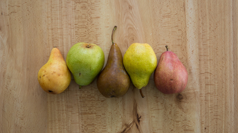 5 pears on wooden table