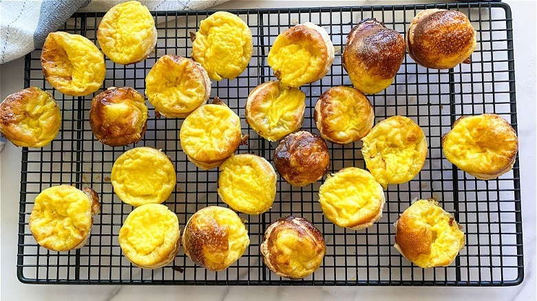 egg tarts on cooling rack