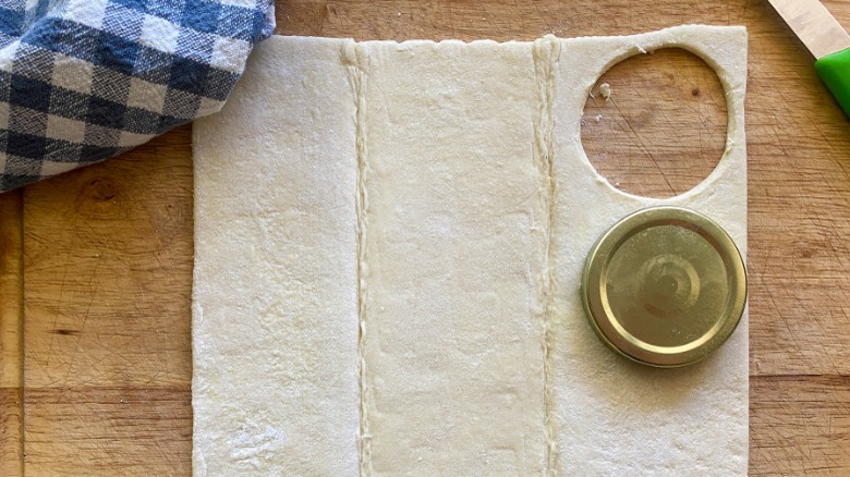 puff pastry dough with lid 