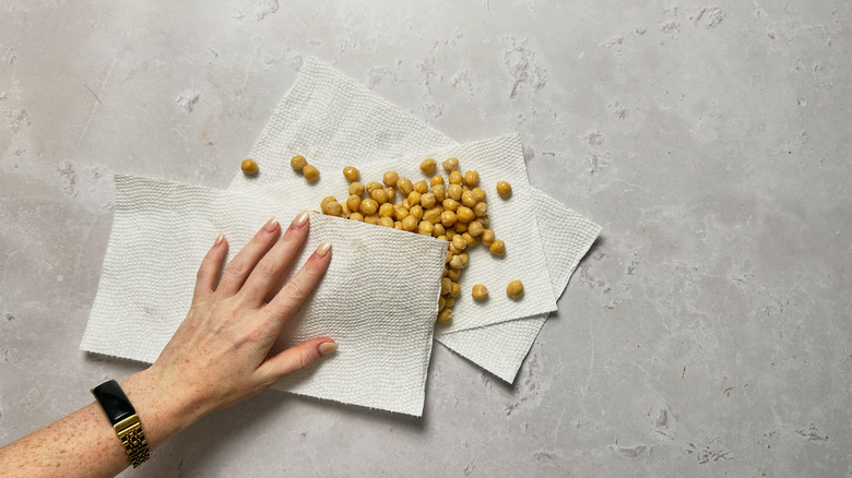 drying chickpeas on paper towel