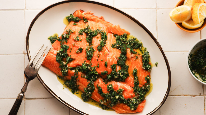 Platter of salmon with sauce