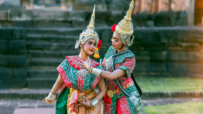 traditional Thai dancers