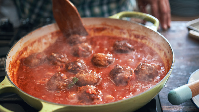 Cooking meatballs in sauce