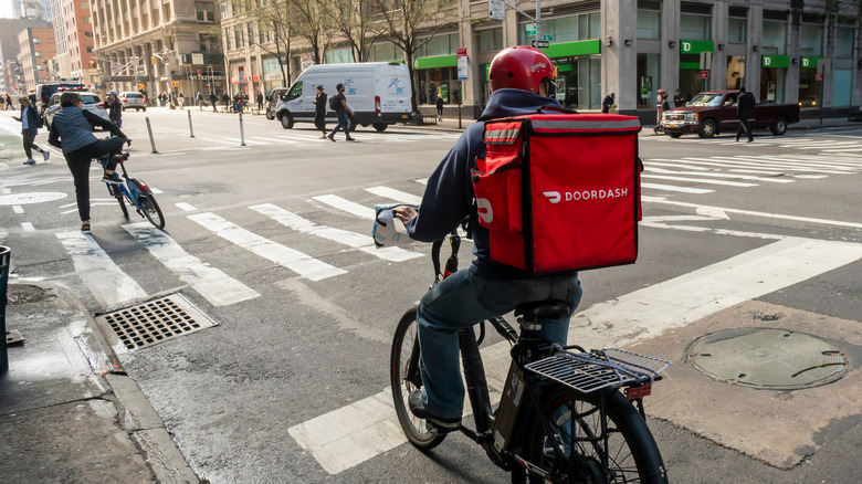 a food deliverer in a bike in new york