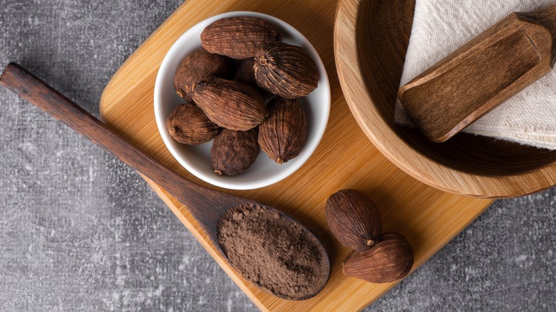 Black cardamom seeds and powder