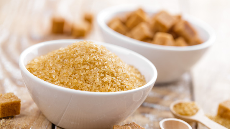 Loose cane sugar and sugar cubes