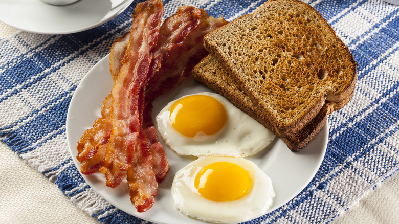 Eggs, bacon, toast on a pate