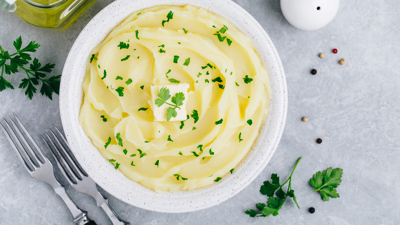 mashed potatoes in a bowl 