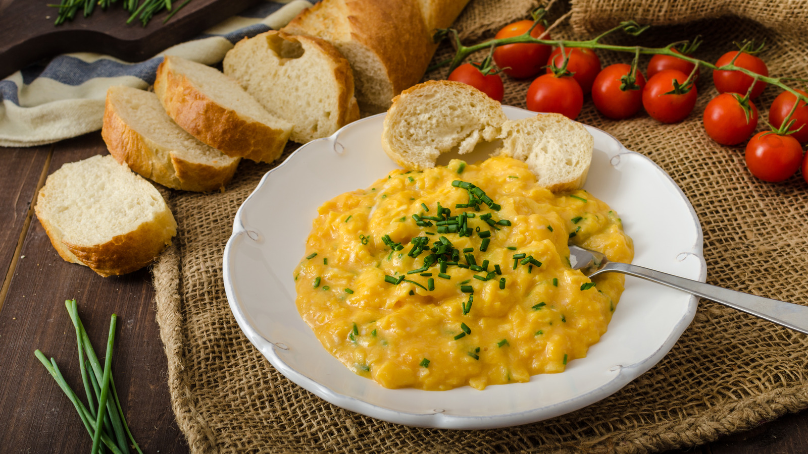 https://www.tastingtable.com/img/gallery/how-french-scrambled-eggs-differ-from-soft-scrambled/l-intro-1676643973.jpg