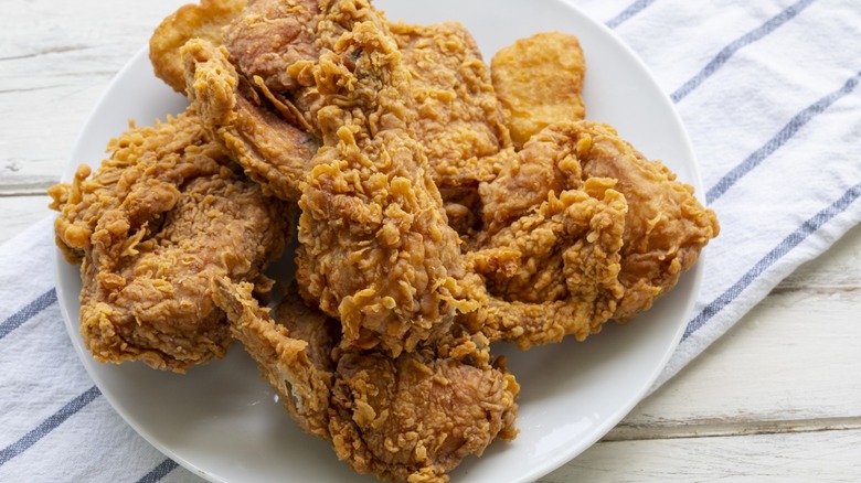Overview of a plate of fried chicken on a towel