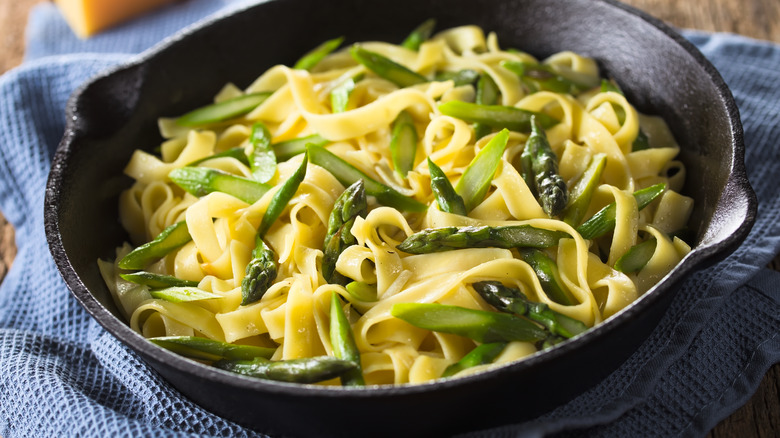 noodles with asparagus