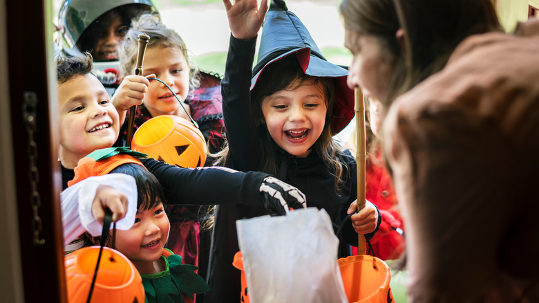 Trick or treaters get candy