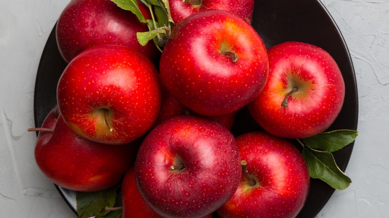 Red apples in bowl