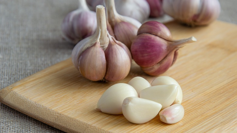 Peeled garlic