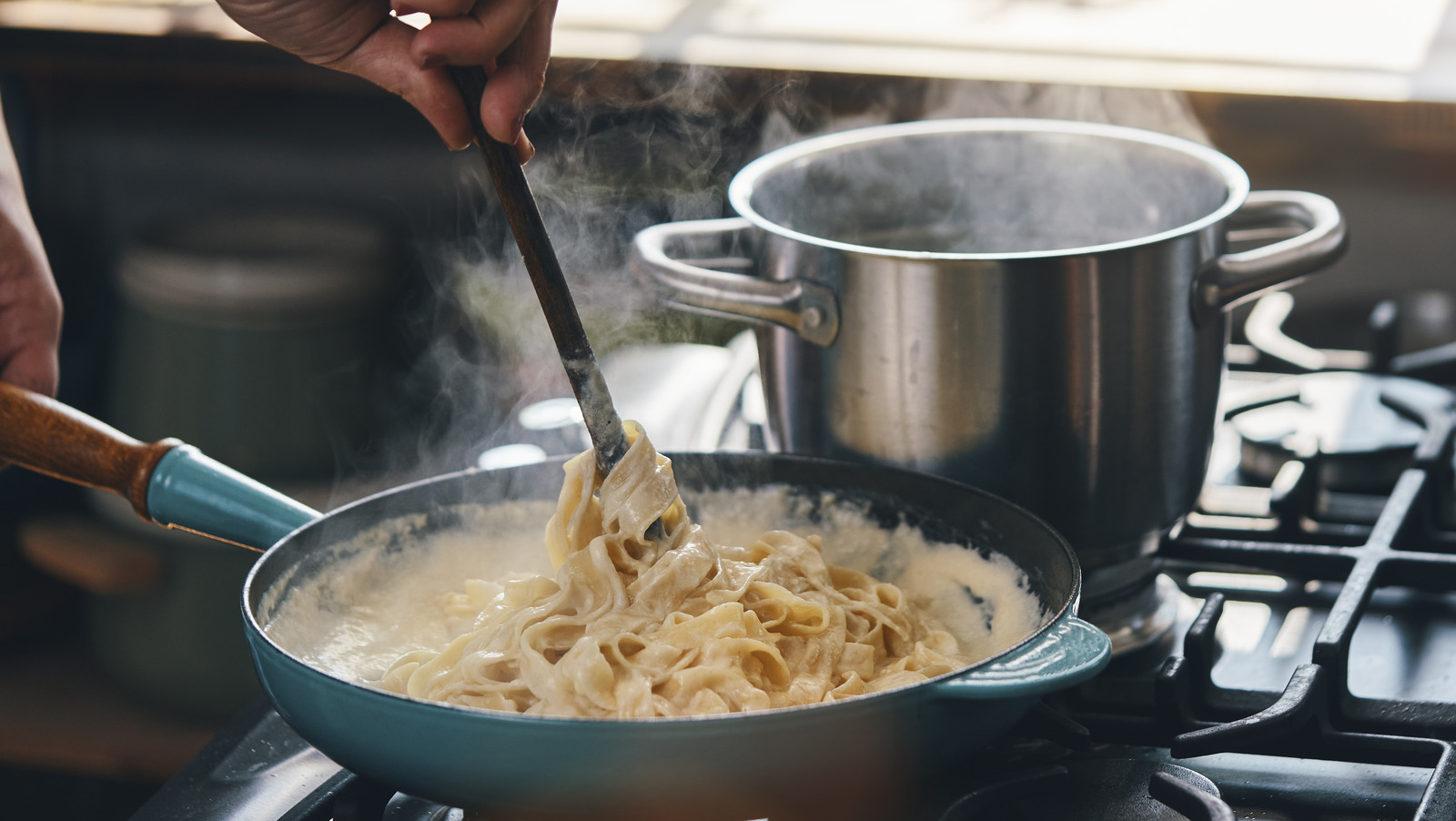 How Long Does An Open Jar Of Alfredo Sauce Last In The Fridge   L Intro 1707234455 