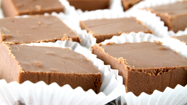 Storing fudge with wax paper